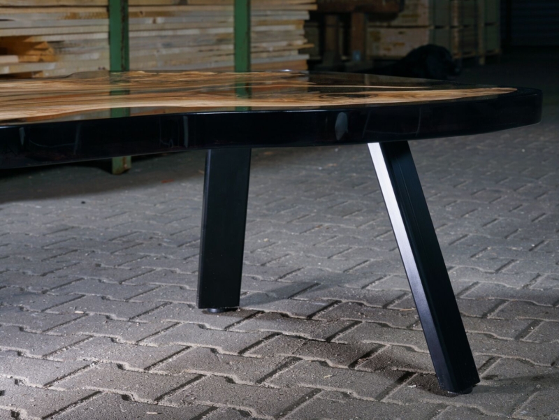 Walnuss Epoxi Couchtisch freie Form schwarz transparent poliert 3