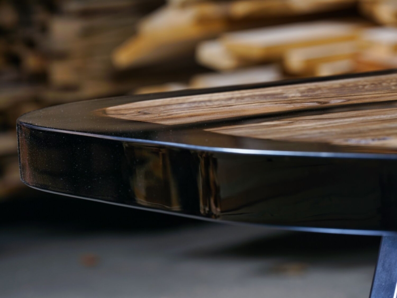 Walnuss Epoxi Couchtisch freie Form schwarz transparent poliert 2