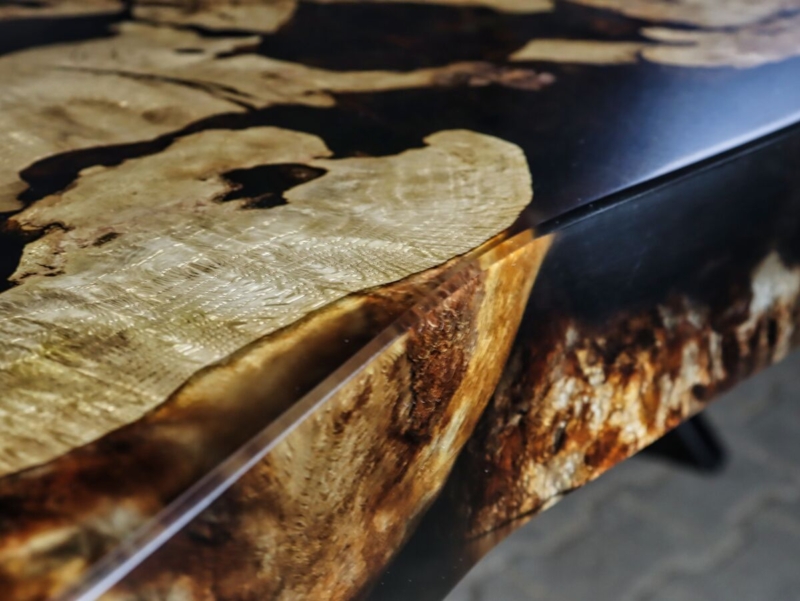 Eiche Baumscheibentisch Epoxidharz schwarz transparent Nahaufnahme