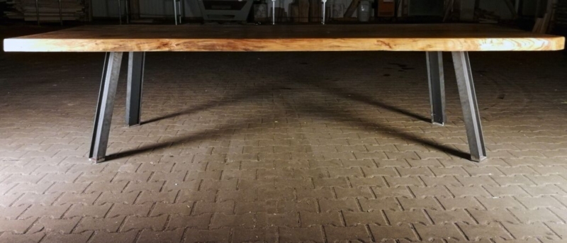 Eiche Baumscheiben Esstisch aus einem Stück 3,10m x 1,24m, black epoxidharz 3