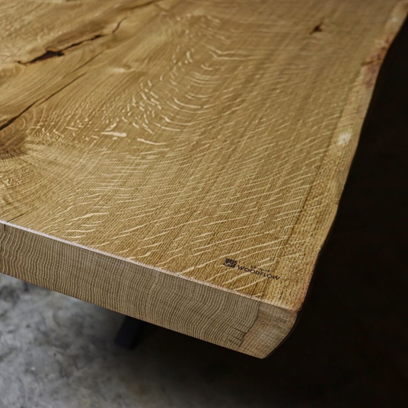 Eiche Baumscheiben Tisch front Woodflow Logo gelasert
